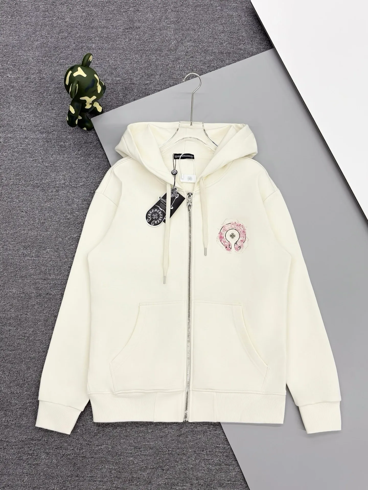 P390 [High Quality] Chrome Hearts Embroidered Horseshoe Rivets🪡+Watermark Letters‼ ️Hooded open-chest sweatshirt *Customized 420g terry cotton fabric, soft, skin-friendly and comfortable *Embroidery process: front horseshoe print + rivet embroidery *A very simple and elegant classic continuation. It is unparalleled in terms of upper body comfort, interpreting your luxury and taste, and creating your fashion style and charm. Three complete standards. Same style for men and women. 𝐂𝐎𝐋𝐎𝐔𝐑: black/light yellow 𝐒𝐈𝐙𝐄: S-XL